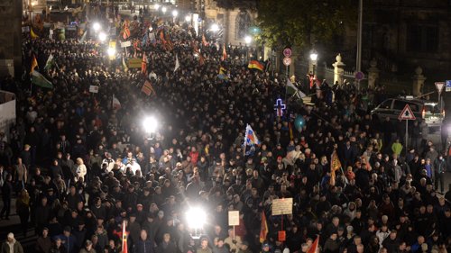 En Pegida-marsj i Dresden. Demonstrantene protesterer mot at Tyskland har tatt i mot så mange flyktninger.