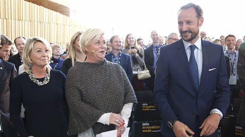 Kronprins Haakon var tilstede på åpningen av Oslo Innovation Week 2015, Næringsminister Monica Mæland og Finansminister Siv Jensen var litt spent før kronprinsen hilste på dem.