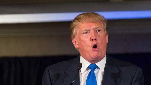 22. FEBRUAR: Donald Trump taler til the Republican Society Patriot Dinner i Charleston, South Carolina. Richard Ellis/Getty Images/AFP