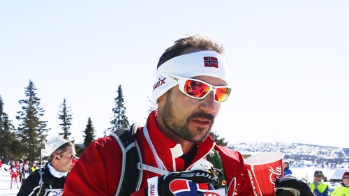 OSLO 20150321.
BIRKEN Kronprins Haakon gikk sammen med rundt 13000 skiløpere Birkebeinerrennet lørdag formiddag. Her passerer han Midtfjellet på Sjusjøen.
Foto: Heiko Junge / NTB scanpix