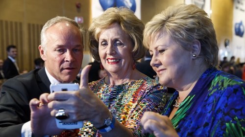 GARDERMOEN 20150424.
Høyre leder Erna Solberg, kommunalminister Jan Tore Sanner og Bergens ordfører Trude Drevland tar en selfie før Høyres landsmøte på Gardermoen fredag.
Foto: Heiko Junge / NTB scanpix