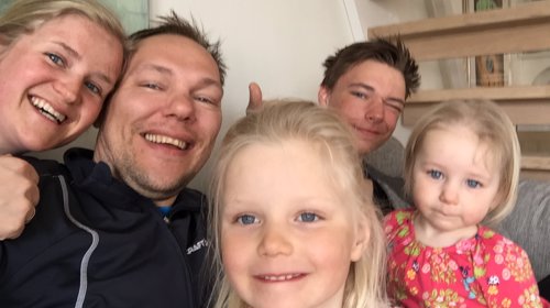 Anders og resten av familien ble så glade da de vant 20.000 kroner.
