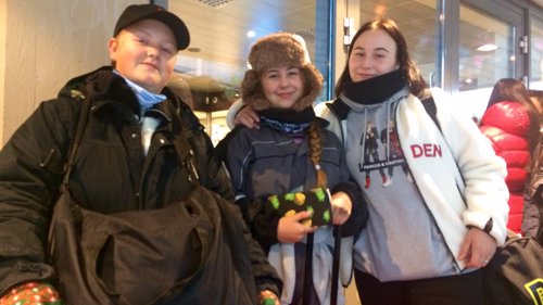 VENTET 11 TIMER I KØ:
Hva gjør det vel å vente en hel natt i kulda om man kan være de første som får sikret seg kinobilletter til førpremieren av kinodokumentaren om Marcus og Martinus. Fra venstre: Henrik Ende (13), Maja Eline Smerkerud (15) og Bethina Lunner (16).