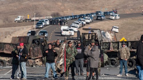 PROTESTERER: Indianere fra Sakowin-reservatet i Nord-Dakota protesterer mot den planlagte oljerørledningen som skal gå under deres drikkevannskilde.