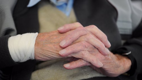 FRYKTER FLERE VIL DØ ALENE: Seniorsaken er bekymret over at politikerne vil at flere eldre skal bo hjemme.