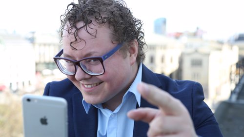 MER OG MER: Smartteknologien krever sin plass i livene våre. Mer enn en halv million nordmenn går rundt med smartarmbånd som forteller om blant annet søvn og aktivitetsnivå.