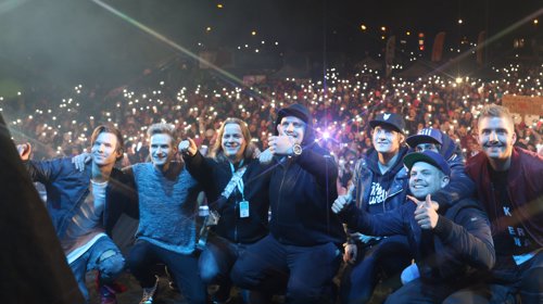 SELFIE: Artistene koser seg med en selfie sammen med publikum
