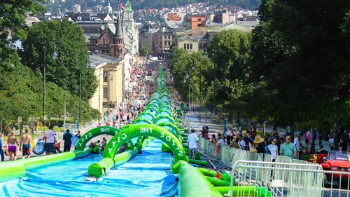 SPEKTAKULÆRT: Slik så arrangørene for seg at vannsklien kunne blitt på Karl Johan. Nå blir det sklie-show - men ikke i Norges hovedgate.