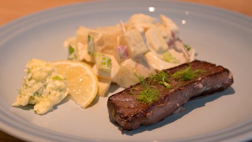 DELIKATESSE FRA HAVET: Grillet hvalkjøtt med potetsalat og sitronsmør.