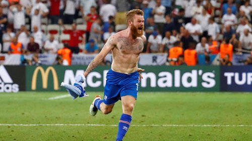 POPULÆRE: Islands landslag er populære på oddsen. Her feirer kaptein Aron Gunnarsson etter seieren over England i går.
