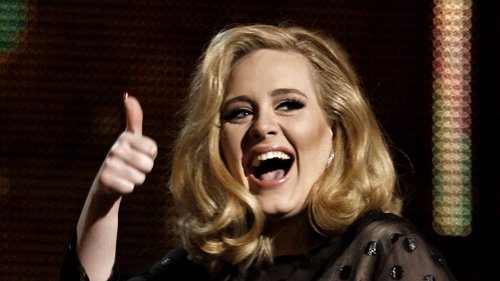 STRÅLENDE: Adele er for tiden fortsatt på sin turné med albumet «25», men de siste dagene har hun vist seg fra en litt annen side.