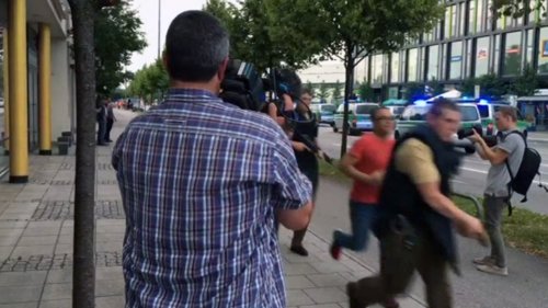 MANGE  SKADD: Bevæpnet politi på vei mot kjøpesenteret der det ble meldt om skyting fredag kveld. Minst én person er drept, men tyske medier melder om flere drepte.