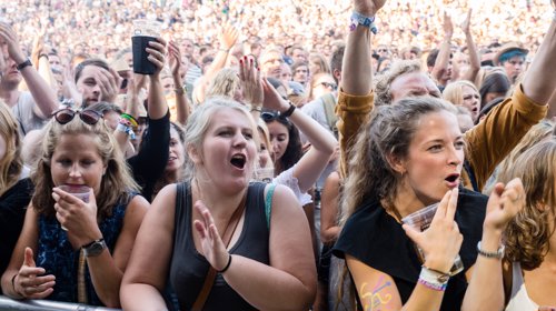 LYKKE: Konsertgjengere er mer tilfredse med livet enn folk som ikke går på konserter. Dette bildet er tatt under årets Øyafestival i Oslo.