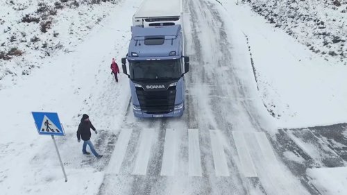 LIVSFARLIG: Se hvorfor denne situasjonen kan bli fatal for den lille jenta, eller enhver person i hennes sted.