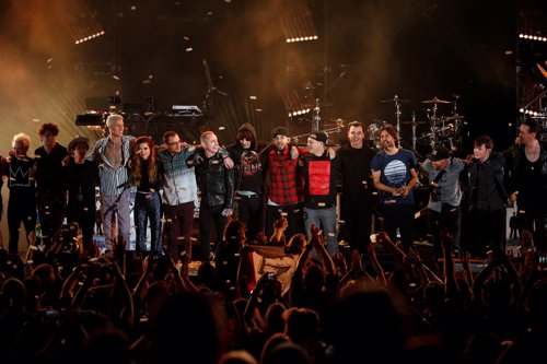 Linkin Park, med venner, hedret den avdøde vokalisten Chester Bennington med en storslagen konsert i Los Angeles fredag kveld.