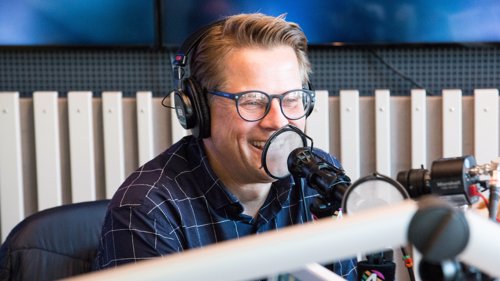 LATTERMILD: Robert Stoltenberg var på besøk hos P4s Radiofrokost - og selvsagt kom Narvestad innom også.