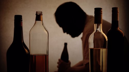 DØR: Flere hundre dør årlig som følge av alkohol viser tall fra Folkehelseinstituttet.
