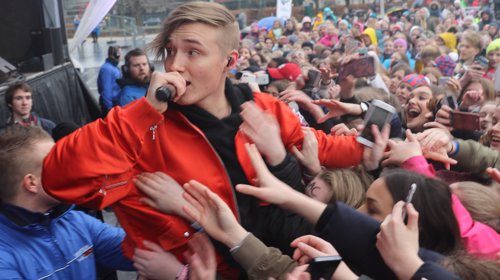 IMPONERER: Den finske superstjernen Isac Elliot imponerer også 50 år eldre artister.