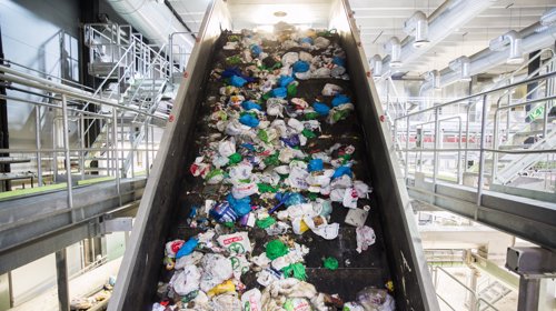 RETT I SØPLA: Mange norske kommuner har ikke noe system for sortering av plastavfall.