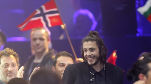 VINNER: Salvador Sobral fra Portugal, her med et norsk flagg i bakgrunnen, kunne feire storseieren i Eurovison-finalen lørdag kveld.