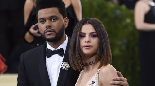BEKREFTET FORHOLDET?: Selena Gomez og The Weeknd viste sin kjærlighet på den røde løperen under Met-gallaen i New York.