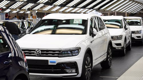 PÅ REKKE OG RAD: Dette er fortsatt nordmenns favoritt-bil. Volkswagen Golf.