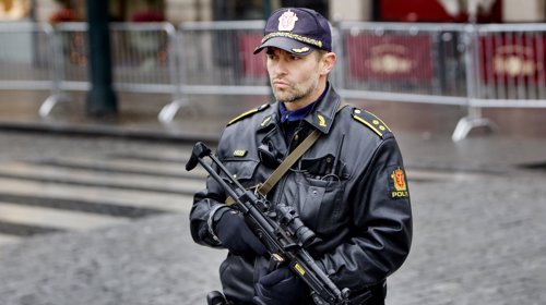 FØR: Bevæpnet politi utenfor Grand hotel i forbindelse med utdelingen av Nobels fredspris til Barack Obama i 2009. Arkivfoto: NTB scanpix
