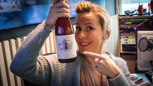 ALKOHOLFRI: God drikke må ikke inneholde alkohol - Ingvild Tennfjord har falt pladask for fruktmust fra Balholm.