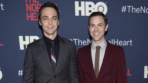«JA»: Jim Parsons (t.v.) giftet seg med sin kjære Todd Spiewak i helgen.