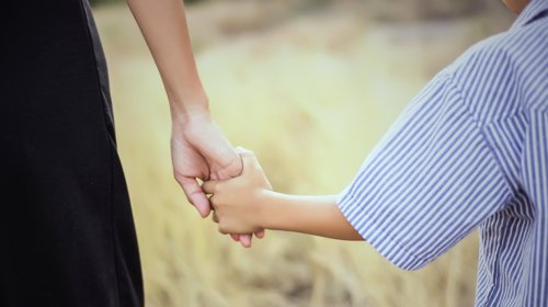 FÅ BARN: 126 barn ble adoptert fra utlandet i fjor.
