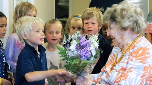 KLASSEFEST: De svenske sjuåringene hilste pent på den spreke «klassekameraten» (106) deres.