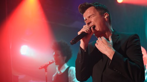 Rick Astley, her fra en konsert i New York i fjor, tok alle på senga under Foo Fighters konserten i Tokyo.