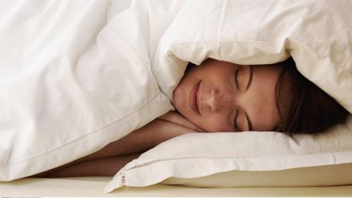 TRØTT: Sover du dårlig? Her er fem enkle tips for å sove bedre.