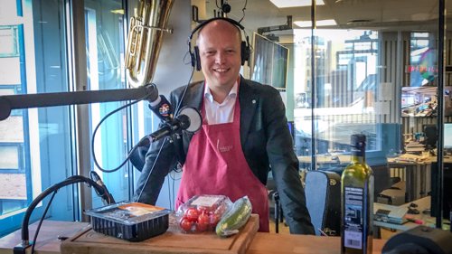 KOKK: Trygve Slagsvold Vedum tok utfordringen på strak arm.