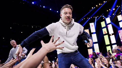 Macklemore klatrer 11 plasser på ukas liste og går med det fra en 16. plass til en stødig 5. plass.
