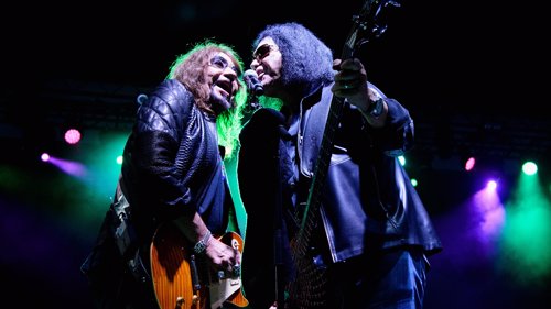 SAMMEN IGJEN: Ace Frehley og Gene Simmons på scenen under "The Children Matter Benefit Concert", St Paul, Minnesota.