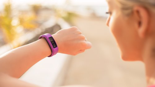 SMARTARMBÅND: Nordmenn har de siste to årene kjøpt 1,5 millioner smartarmbånd og smartklokker.