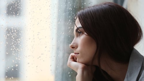 DEPRIMERT: Flere kvinner enn menn sliter med vinterdepresjon.