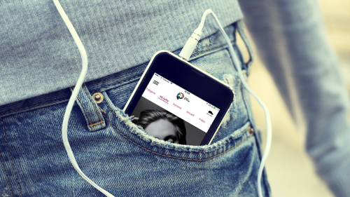 RETT I LOMMA: Nå kan du høre radio hvor du vil og når du vil på mobilen.