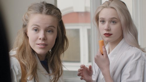 SOLGT: Amerikanerne lager nå sin egen versjon av «Skam», her representert ved Eva (Lisa Teige, t.v) og Noora (Josefine Frida Pettersen).