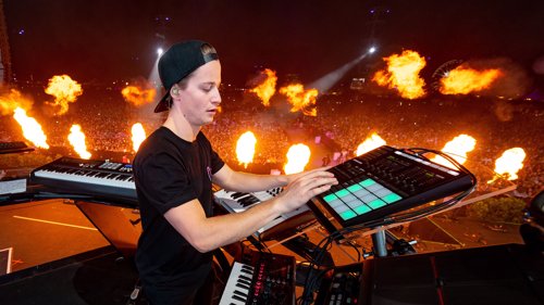 HYLLEST: Kygo passet på å hedre Avicii også da han opptrådte på den gigantiske musikkfestivalen Coachella i California få dager etter dødsfallet.