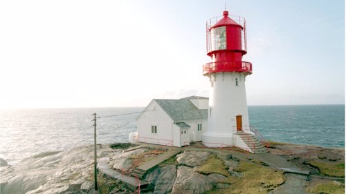 VARMT: I natt var det tropenatt i Lindesnes, her representert ved det historiske fyret ytterst i havgapet.