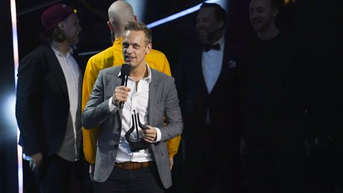 PRISVINNER: Mads Hansen på scenen under Spellemannprisen 2018.