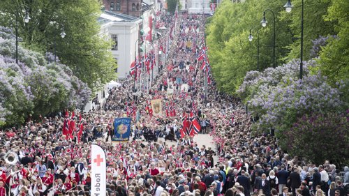 FÆRRE BARN: Det er færre barn og stadig flere eldre i Norge. Her fra barnetoget i Oslo sentrum 17. mai.