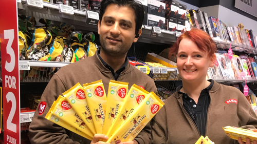 ALLE SKAL FÅ: Medarbeiderne hos Meny Åneby, her representert ved Ifti og Cathrine, sørget for at filmteamet fikk med seg 200 plater - i alt 40 kilo sjokolade.