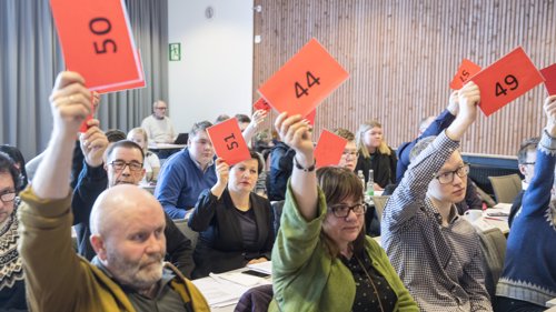 Debatten om de ulike sammenslåingene har skapt stort engasjement, spesielt i Finnmark hvor fylkestinget lenge nektet slå seg sammen med Troms.