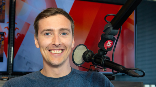 NY STJERNE: Simen Sveen er den nye ettermiddagsstjernen på P5 Hits.