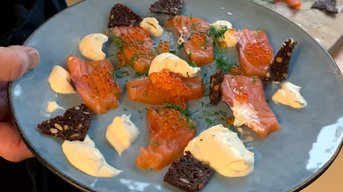 DEILIG LAKS: Christer viser deg hvordan du kan få restaurantfølelsen hjemme.