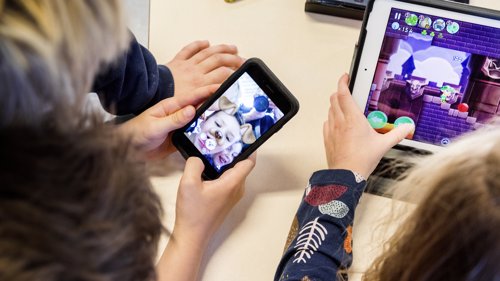 FLERE ER PÅ SOSIALE MEDIER: Mobil og nettbrett er en stadig større del av hverdagen til norske barn. Men Kripos advarer om farene på nettet og ber foreldrene følge med. Illustrasjonsfoto.