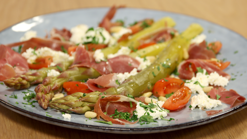 Den grønne aspargesen er i sesong i Spania nå, og gjør seg kjempegodt sammen med serranoskinke og cottage cheese.